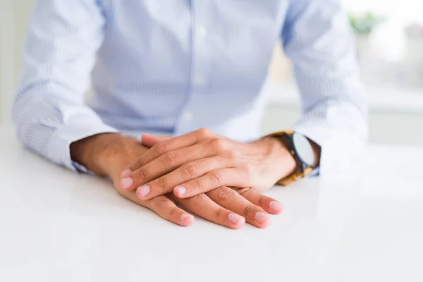 Primer Plano Las Manos Del Hombre Sobre Mesa Blanca — Foto de Stock