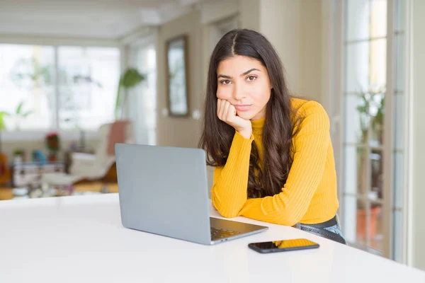 Jonge Vrouw Met Behulp Van Computer Laptop Denken Zoek Moe — Stockfoto