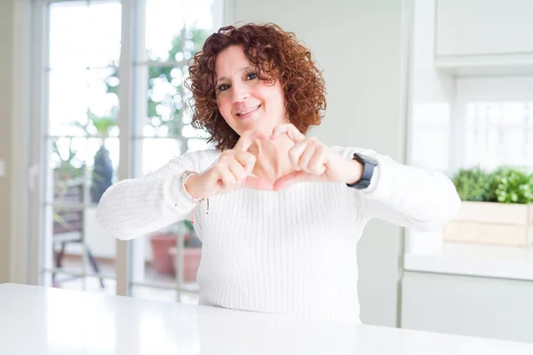 Mulher Sênior Bonita Vestindo Camisola Branca Casa Sorrindo Amor Mostrando — Fotografia de Stock