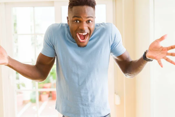 Afro Amerikai Ember Nagyon Izgatott Ünneplése Siker Győzelem Sikoltozva Mosolyogva — Stock Fotó
