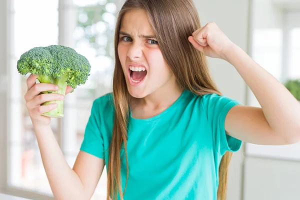 Taze Brokoli Yeme Güzel Genç Kız Rahatsız Öfkeli Deli Kaldırdı — Stok fotoğraf