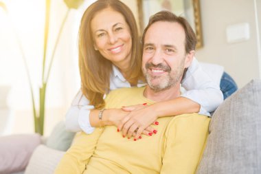 Evde kanepede oturan orta yaş romantik çift