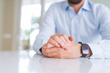 Beyaz masa üzerinde çarpı işareti adam elinde kapat