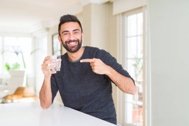 İspanyol yakışıklı su el ve parmak ile işaret çok mutlu taze bir kadeh içmek