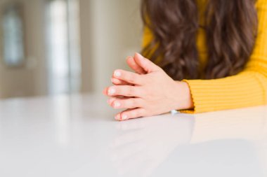 Beyaz masa üzerinde kadın elleri yakın