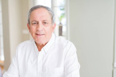 Emin gülümseyen yakışıklı komuta sizde