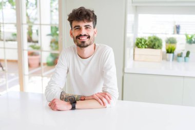 Yakışıklı genç adam eğlenceli fotoğraf makinesi ve diş gösteren yüz üzerinde büyük bir gülümseme ile kamera gülümseyen