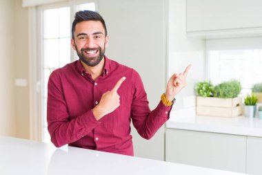 Yakışıklı İspanyol iş adamı gülümseyen ve iki el ve parmak tarafına işaret kamera bakıyor.