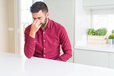 Yakışıklı İspanyol iş adamı yorgun sürtünme burun ve gözleri yorgunluk ve baş ağrısı hissi. Stres ve hayal kırıklığı kavramı.