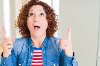 Güzel kadın kıdemli hayran ve yukarıya bakıp parmakları ile işaret şaşırttı ve silah kaldırdı.