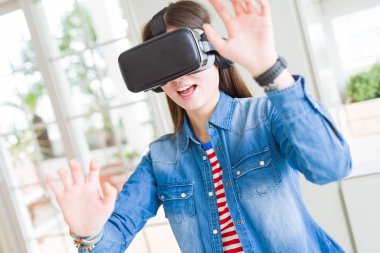 Sanal gerçeklik gözlük gülümseyen ve co giyen genç Asyalı kadın