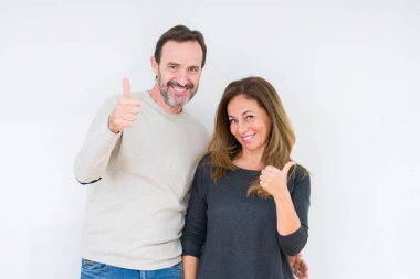 Güzel orta yaş kaç hareketi el ile mutlu yaşasın yapıyor izole arka plan üzerinde aşık. Başarı gösteren kameraya bakarak ifade onaylama.