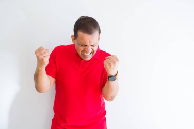 Orta yaş erkek beyaz kırmızı t-shirt giyen duvar çok mutlu ve heyecanlı kaldırdı Kollarını açarak kazanan jest yapıyor, gülümseyen ve başarı için çığlık. Kutlama kavramı.