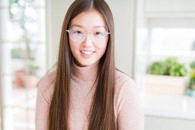 Gözlüklü mutlu ve güzel bir gülümseme ile yüzünde güzel Asyalı kadın. Şanslı kişi.