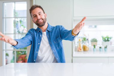 Yakışıklı adam evde sarılmak için Kollarını açarak gülümseyen kamera bakıyor. Neşeli ifade kucaklayan mutluluk.