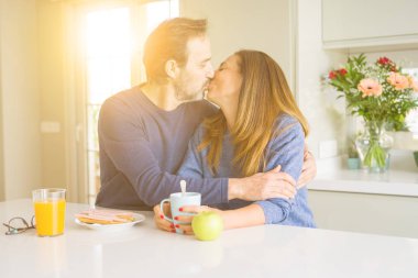 Evde sabah sağlıklı breaskfast sahip öpüşme güzel romantik orta yaş çift