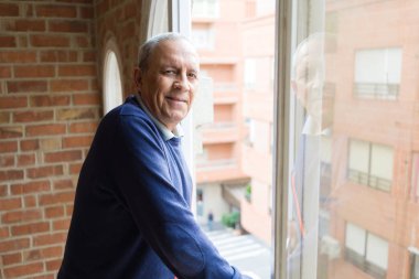 Yakışıklı orta yaş kıdemli neşeli, mutlu gülümseyen adam ve yerine koymak