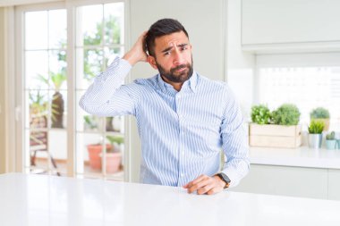 Yakışıklı İspanyol iş adamı karıştırır ve soru hakkında merak ediyorum. Şüphe ile belirsiz, baş el ile düşünme. Pensive kavramı.