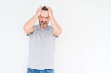Üst düzey yakışıklı çünkü umutsuz ve stresli baş ağrısı acı izole arka plan üzerinde ağrı ve migren. Ellerini kafasına.