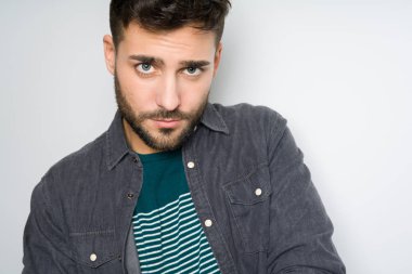 Yakışıklı delikanlı possing ve modelleme gri izole arka plan üzerinde