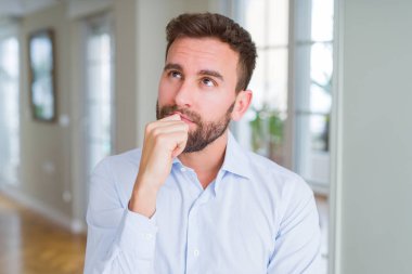 Çene düşünme hakkında soru, dalgın ifade üzerine el ile yakışıklı iş adamı. Düşünceli yüzüyle gülümsüyor. Şüphe kavramı.