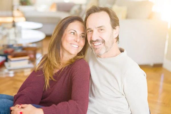 Hermosa Pareja Romántica Sentados Juntos Suelo Casa —  Fotos de Stock