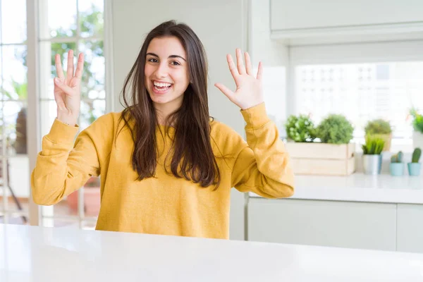 Vacker Ung Kvinna Klädd Gul Tröja Som Visar Och Pekar — Stockfoto