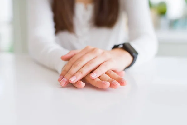 Fechar Mãos Mulher Sobre Mesa Branca — Fotografia de Stock