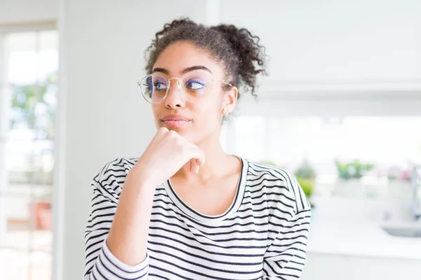 Beautiful Young African American Woman Afro Hair Wearing Glasses Hand — Stock Photo, Image