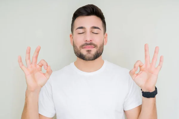 Ung Vacker Man Iklädd Casual Vit Shirt Över Isolerade Bakgrund — Stockfoto