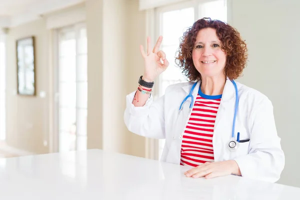 Senior Arts Vrouw Dragen Medische Kleed Kliniek Glimlachend Positieve Doen — Stockfoto