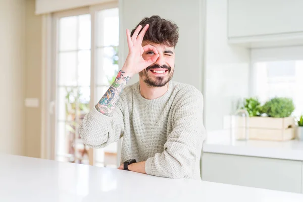 Hombre Joven Con Suéter Casual Sentado Mesa Blanca Haciendo Buen — Foto de Stock