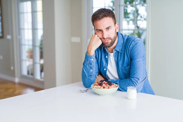 Hombre Guapo Comiendo Cereales Para Desayunar Casa Pensando Que Cansado — Foto de Stock