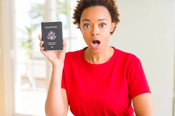 Joven Mujer Afroamericana Con Pasaporte Los Estados Unidos América Asustada — Foto de Stock