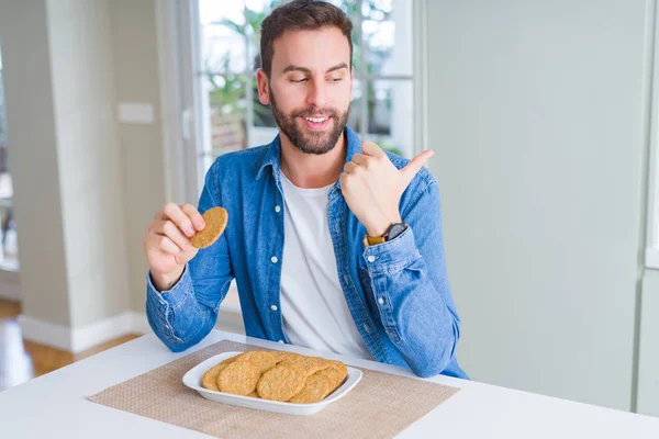Όμορφος Άνθρωπος Τρώει Υγιεινό Ολικής Αλέσεως Μπισκότο Κατάδειξης Και Δείχνοντας — Φωτογραφία Αρχείου