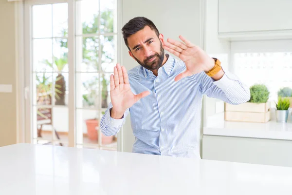 Hombre Negocios Hispano Guapo Sonriendo Haciendo Marco Usando Manos Palmas — Foto de Stock