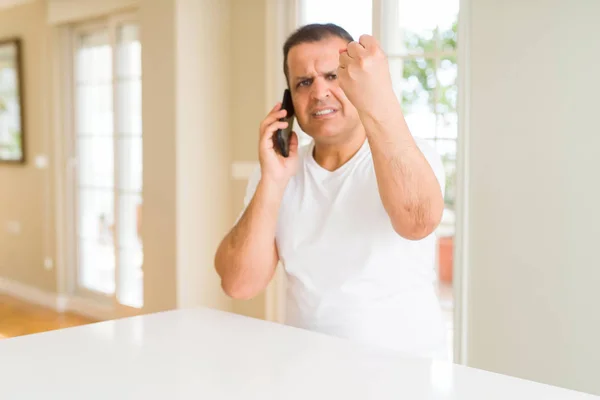 Hombre Mediana Edad Llamando Usando Teléfono Inteligente Molesto Frustrado Gritando — Foto de Stock