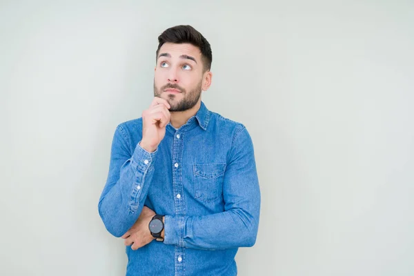 Junger Gutaussehender Mann Mit Der Hand Kinn Über Fragen Nachdenkend — Stockfoto