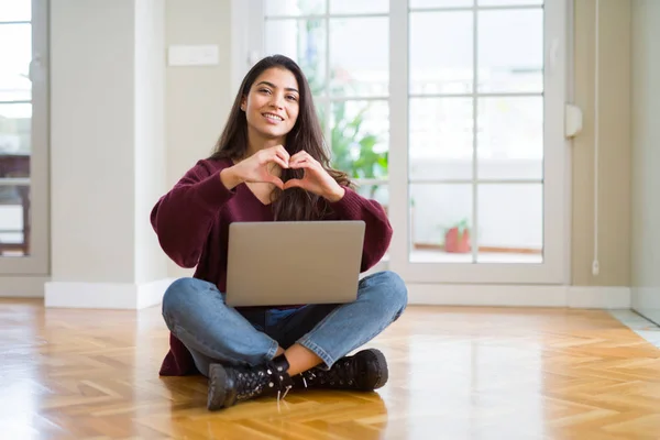 Mujer Joven Usando Ordenador Portátil Sentado Suelo Sonriendo Amor Mostrando —  Fotos de Stock