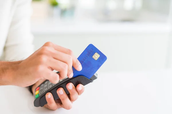 販売ターミナルの男手保持ポイント クレジットカードを使用して支払うショッピングのための Dataphone のクローズアップ — ストック写真