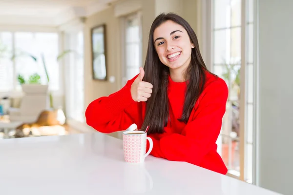 Vacker Ung Kvinna Som Dricker Kopp Svart Kaffe Gör Glad — Stockfoto