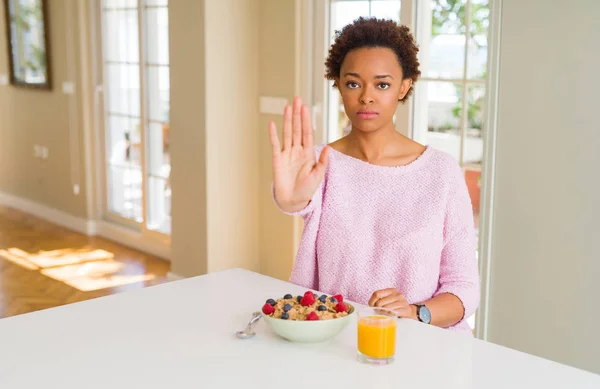 Mujer Afroamericana Joven Desayunando Saludable Por Mañana Casa Haciendo Stop — Foto de Stock