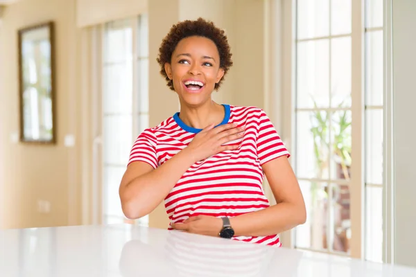 Jeune Belle Femme Afro Américaine Maison Souriant Riant Fort Haute — Photo