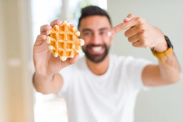 Hombre Hispano Guapo Comiendo Dulce Pastelería Belga Muy Feliz Señalando —  Fotos de Stock