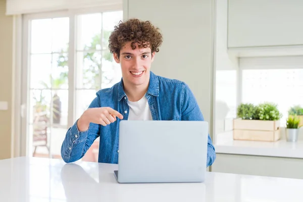Mladý Muž Používající Počítač Notebook Velmi Šťastný Ukázal Rukou Prstů — Stock fotografie