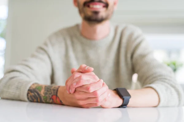 Primer Plano Las Manos Del Hombre Sobre Mesa Blanca —  Fotos de Stock