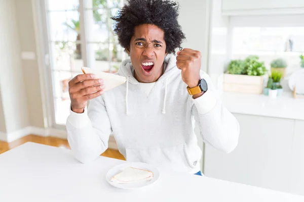 Hombre Afroamericano Comiendo Sándwich Hecho Mano Casa Molesto Frustrado Gritando — Foto de Stock