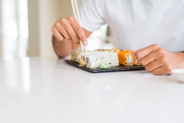 Renkli Suşi Asya Gıda Adam Elleri Chopsticks Kullanarak Suşi Parçaları — Stok fotoğraf