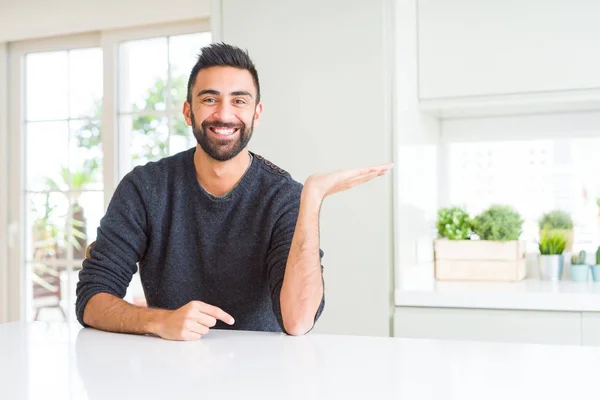 Hombre Hispano Guapo Vistiendo Suéter Casual Casa Sonriendo Alegre Presentando — Foto de Stock