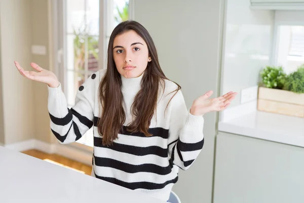 Schöne Junge Frau Streifen Pullover Ahnungslos Und Verwirrt Ausdruck Mit — Stockfoto